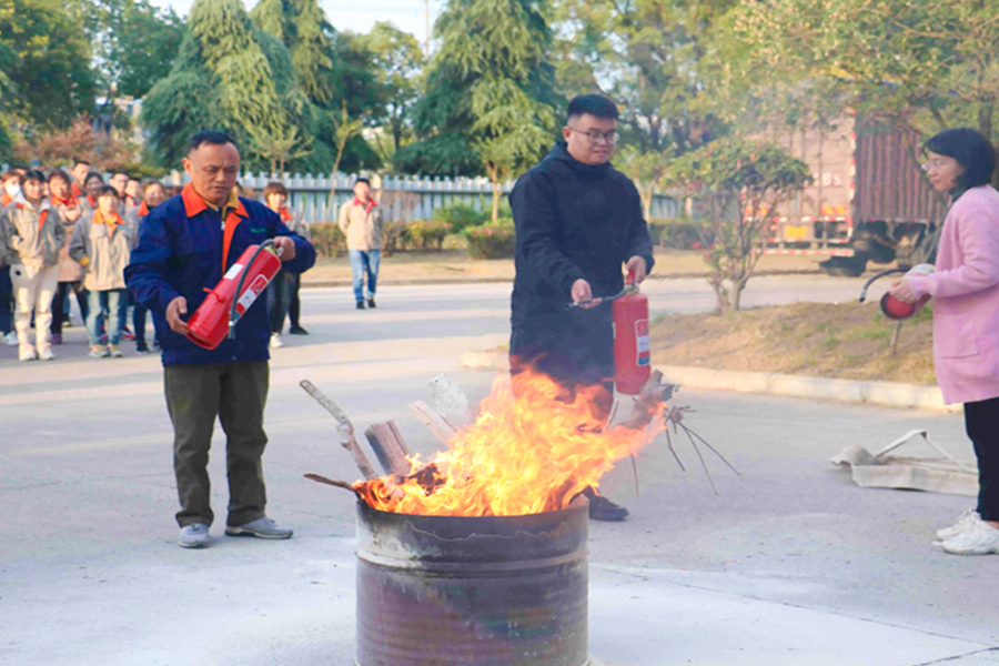 Firma prowadzi ćwiczenia przeciwpożarowe